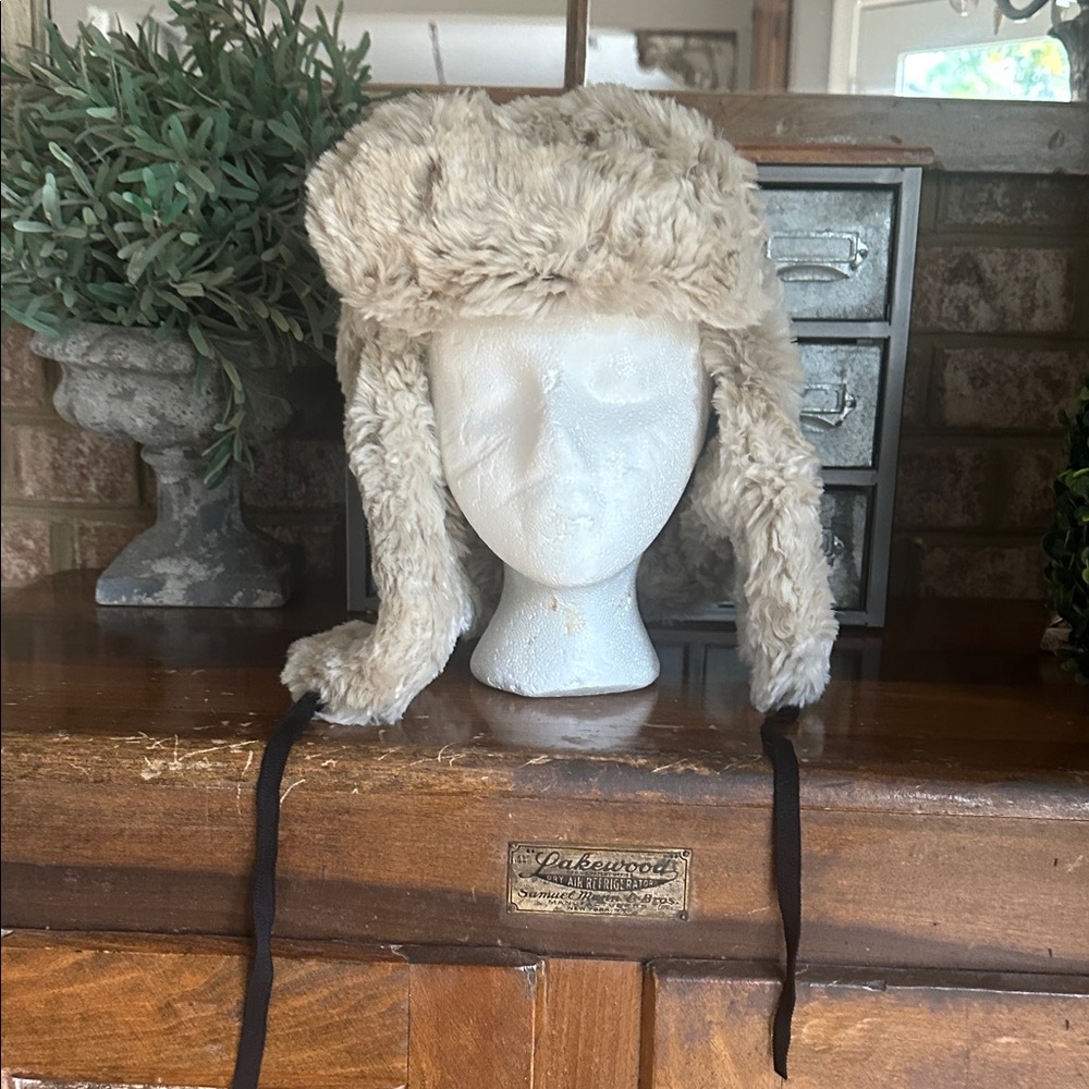 HOUSE OF FLUFF OVERSIZED BIOFUR EXPLORER'S HAT M / L FAUX FUR EXCELLENT
